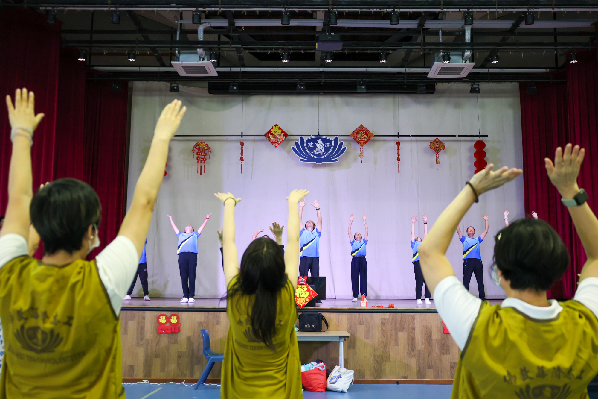 慈济特地邀请巴耶利峇-阿裕尼乐龄委员会（Paya Lebar–Aljunied SCEC） 带来精彩的功夫扇表演，并带动大家一起做五行操和十巧手。