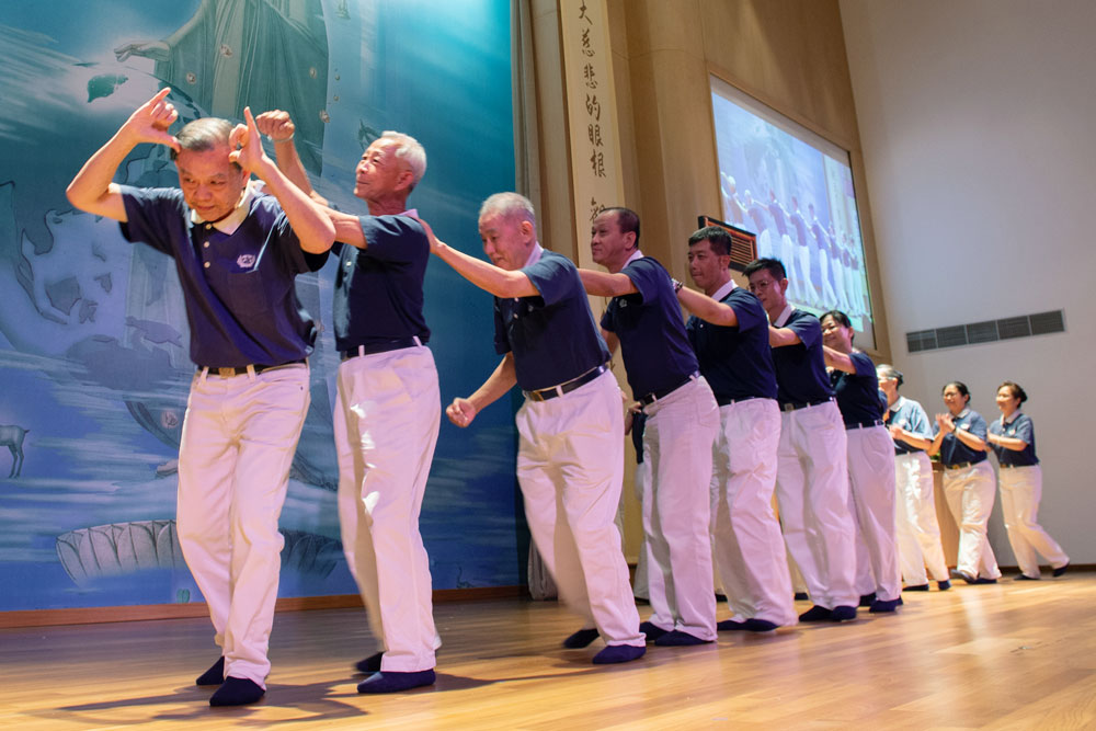 “拉车上坡不容易，大家一起来努力，贡献每个人的情和意，拉车向前行……”摄/陈清华