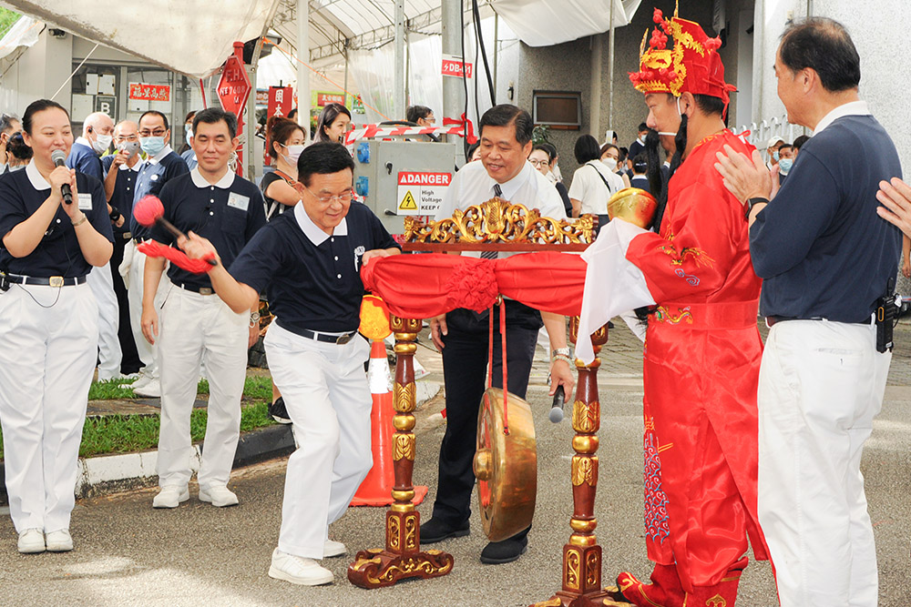 Executive Board Member Low Swee Seh (third from left) hits the gong to kick off the fair. (Photo by Tim Wong)