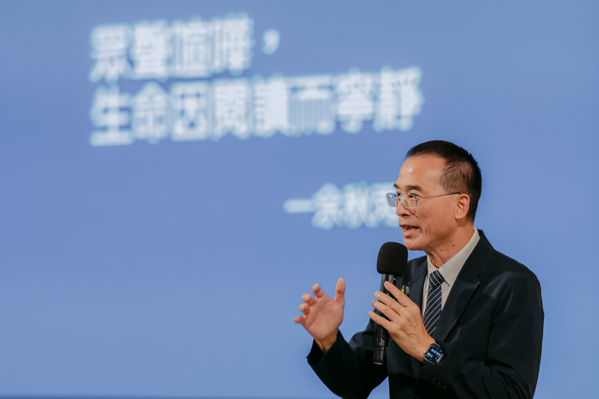 台湾慈济人文志业品牌长林天来在开场中介绍，书籍出版“一刷”就是一千本，《存乎一心》从今年六月初出版至今天，已进行二十七刷。摄/ 黄建兴